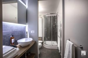 博洛尼亚Pam Style Home的一间带水槽、淋浴和卫生间的浴室