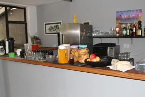圣保罗Soul Hostel Av Paulista Bela Vista 1的酒吧设有吧台,供应食品和饮料