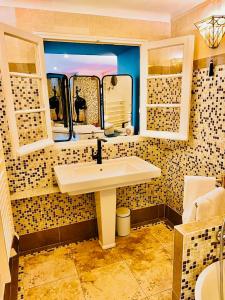 卡西斯Astoria Villa maison d hôtes Appartement vue mer avec piscine的一间带水槽和镜子的浴室