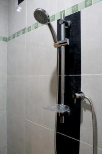 库塔赤林库塔民宿的浴室内配有淋浴和头顶淋浴