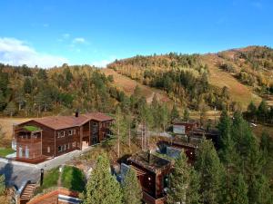 阿尔塔Bjørnfjell Mountain Lodge的山中房屋的空中景观