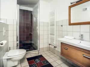 塔博尔索尔旅馆的浴室配有卫生间、盥洗盆和淋浴。