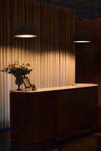 圣米格尔-德阿连德Casa Hoyos - Hotel Boutique的一张桌子,上面有花瓶和两个灯