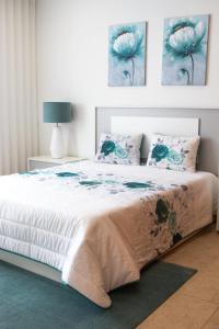 蓬塔德尔加达English house的卧室配有一张壁画和两张画的床铺。