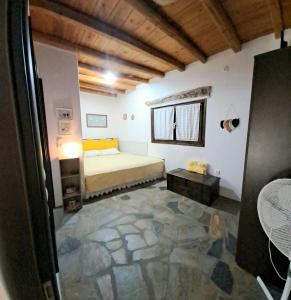 SarakínikoTraditional house paros的一间卧室设有一张床,铺有石头地板。