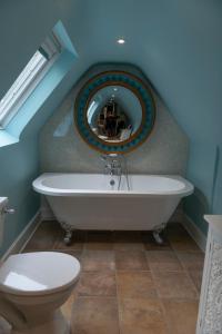 水上伯顿戴尔豪斯酒店的带浴缸、卫生间和镜子的浴室