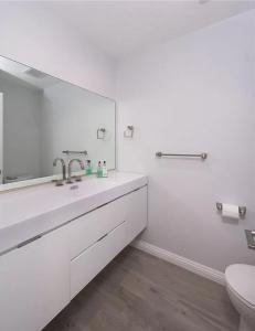 卡拉巴萨斯Private room in beautiful modern Calabasas townhouse的白色的浴室设有水槽和镜子