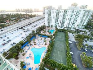 迈阿密海滩Zen Vacation Rentals Modern Penthouse Across Ocean的享有度假村的空中景致,设有网球场