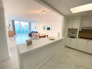 迈阿密海滩Zen Vacation Rentals Modern Penthouse Across Ocean的白色的厨房配有桌子和用餐室