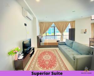 八打灵再也Pacific Home Petaling Jaya @ The Curve, 1 Utama, Universiti Malaya的客厅配有蓝色的沙发和电视