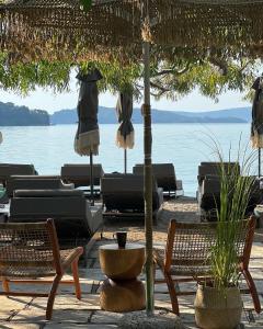 奈德里Eva beach hotel的海滩上的一组椅子和遮阳伞