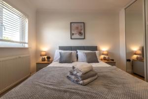 雷丁Corbridge Road的卧室内的一张大床,配有两盏灯