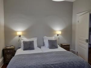 科尔马L'Ourson的一间卧室配有一张大床和两个枕头