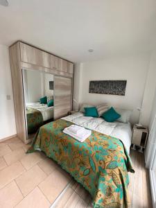 乌斯怀亚Ushuaia Extremo Sur的一间卧室设有两张床和大镜子
