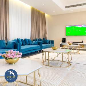 阿尔哈德Byblos Villa Resort的客厅配有蓝色的沙发和电视