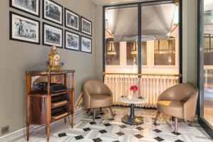 伊斯坦布尔Marius Hotel的一间设有两把椅子、一张桌子和一个窗户的房间
