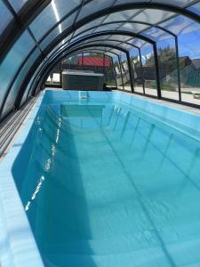 詹塔尔OSADA JANTAR的一座清澈 ⁇ 蓝海水的大型游泳池