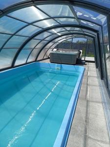 詹塔尔OSADA JANTAR的享有游泳池顶部和游泳池的景色
