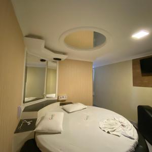 萨尔瓦多Hotel Milenium Itapuã的小房间设有一张带镜子的床