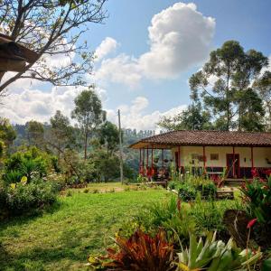 萨兰托Hostal rural la montaña alquiyapura的前面有花园的房子