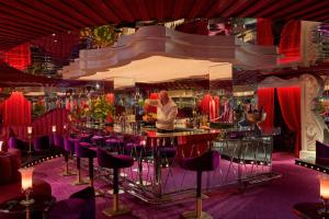 巴尔的摩Ulysses的站在酒吧里,在带紫色椅子的房间里站着的人