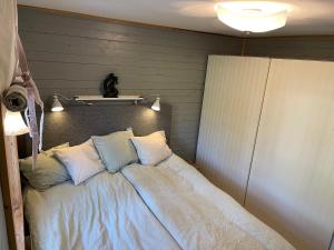 TyresöCozy cabin, neighbour to lake & national park的一间卧室配有一张带床头板的床