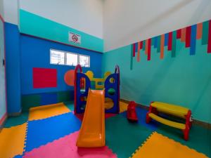纳塔尔纳塔尔潘塔内格拉智选假日酒店的儿童游戏室,带滑梯和游乐场
