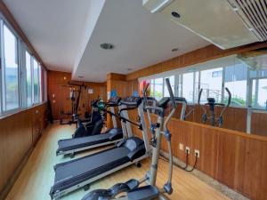 纳塔尔纳塔尔潘塔内格拉智选假日酒店的一间健身房,里面配有几台跑步机