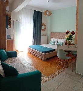 拉里萨DREAM HOME的一间卧室配有一张床、一张桌子和一张沙发
