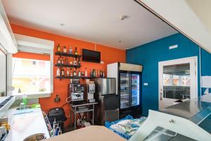 威廉斯塔德Bed & Bike Curacao - Jan Thiel的厨房拥有橙色和蓝色的墙壁