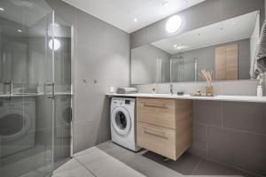 奥斯陆Amazing luxury apartment on the waterfront! 73sqm的一间带洗衣机和水槽的浴室