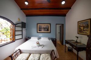 乌巴图巴Giprita Wellness Hotel Ubatuba的卧室里设有一张床,上面有一只动物