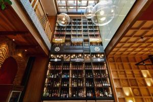 昆卡Casa Firenza Hotel & Suites Boutique的一间提供大量葡萄酒的客房