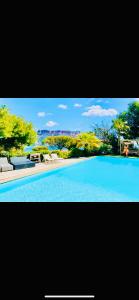 Astoria Villa maison d hôtes Appartement vue mer avec piscine内部或周边的泳池