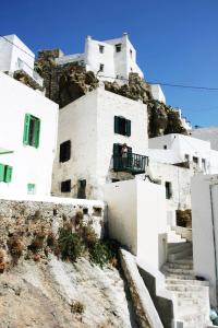 塞里福斯Traditional Cycladic house的山顶上一群白色的建筑