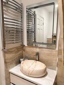 牛津Luxurious double bedroom, ensuite with free Wifi.的浴室设有圆形水槽和镜子