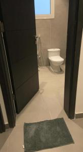 欧拉LADAN APARTMENT的一间带卫生间和绿色地毯的浴室