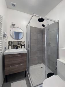 里摩日VILLA VLAS - Chambre d'Hôte - Limoges的带淋浴和盥洗盆的浴室