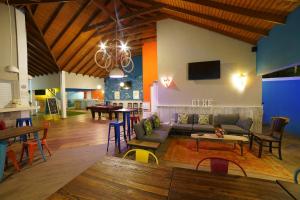 威廉斯塔德Bed & Bike Curacao - Jan Thiel的客厅配有沙发和桌子