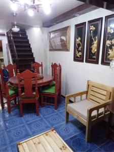 马尼拉Balili Property at Metro Manila Hills Subd Rodriguez Rizal的一间带桌椅和楼梯的用餐室