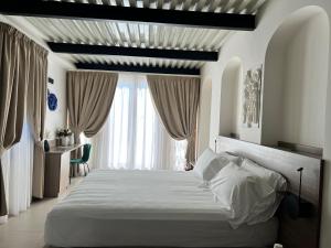 波佐利Boutique Hotel Palazzo Donna Iulia的卧室设有一张白色大床和一扇窗户。