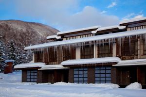 二世古Kasara Niseko Village Townhouse - Small Luxury Hotels of The World的雪覆盖的建筑