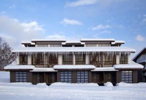 二世古Kasara Niseko Village Townhouse - Small Luxury Hotels of The World的雪中覆盖的建筑