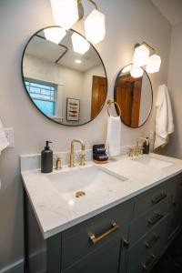 格尔夫波特Gulf Coast Craftsman - Cozy, Charming & Central!的一间带水槽和镜子的浴室