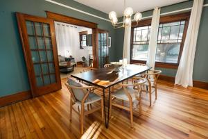 格尔夫波特Gulf Coast Craftsman - Cozy, Charming & Central!的一间带木桌和椅子的用餐室