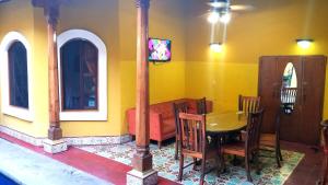 格拉纳达Casa del Agua的客厅配有桌子和沙发