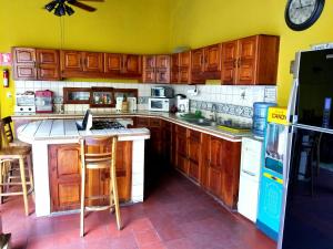 格拉纳达Casa del Agua的厨房配有木制橱柜和台面