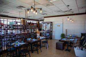 北迈阿密Best Western Plus North Miami-Bal Harbour的一间带桌椅和葡萄酒架的用餐室