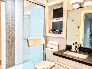 温哥华新都市现代主街科奇度假屋的一间带卫生间和玻璃淋浴间的浴室