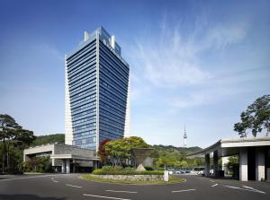 首尔首尔悦榕庄度假酒店的街道中间的高楼
